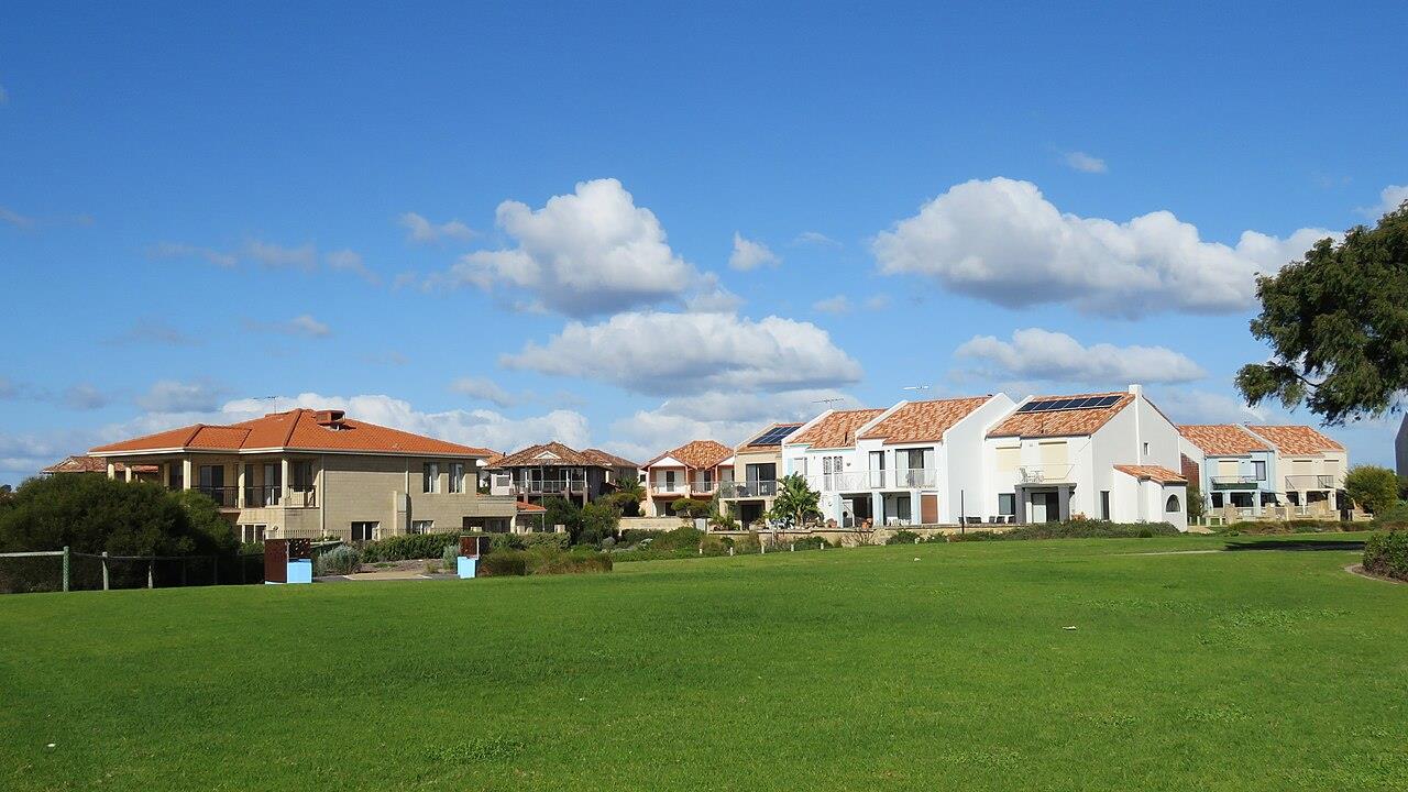 Houses in Port Kennedy, Western Australia - Credit: Calistemon, Wikimedia